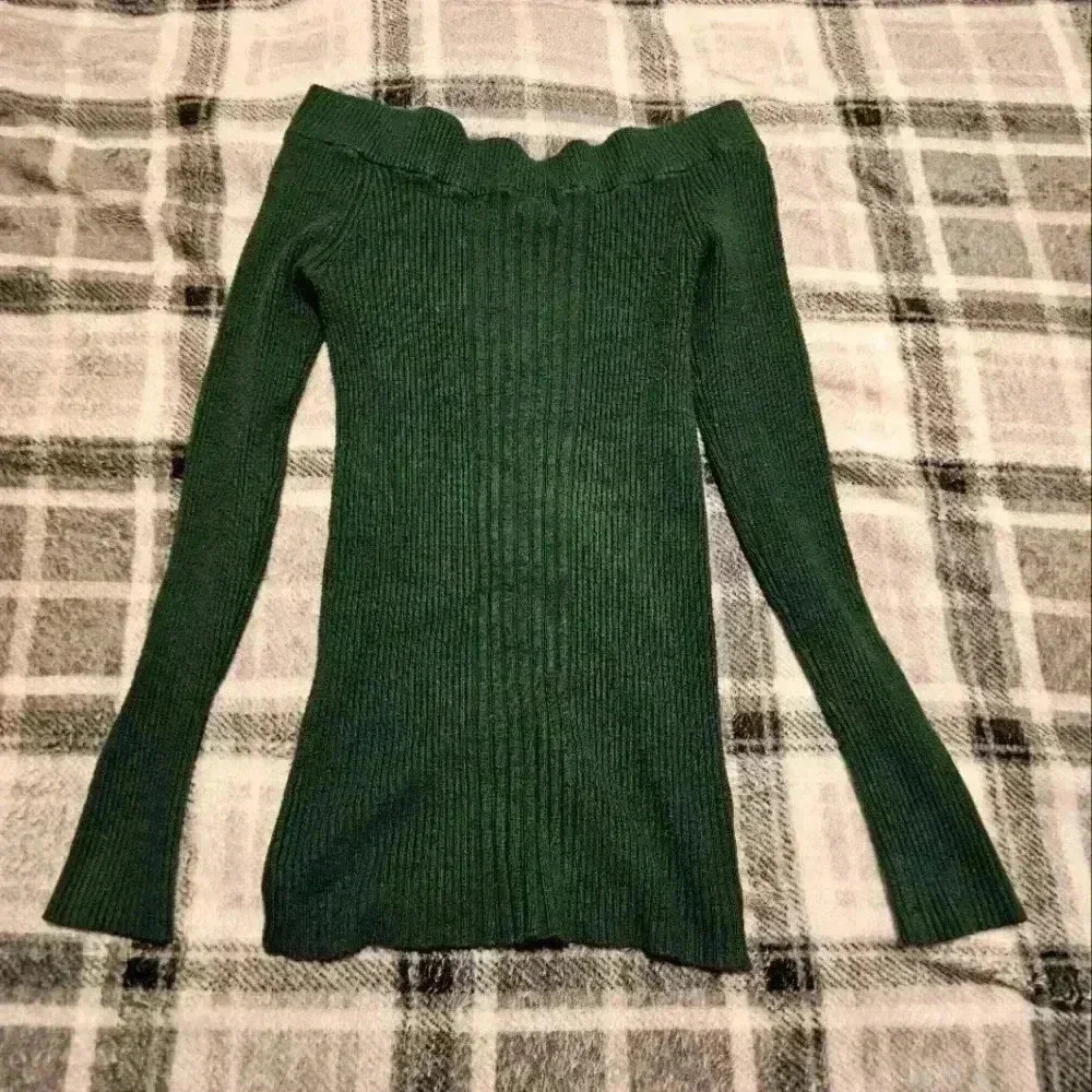 Women's medium green off the shoulder sweater made by Derek Heart!